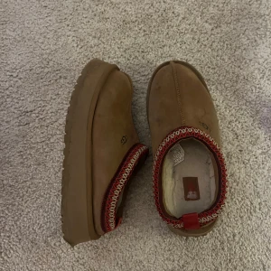 Ugg tazz - Säljer mina så fina ugg tazz, bara använda en säsong. Bra skick, så himla sköna och snygga. Jag använde de som tofflor och även ute såsom skolan eller stan. Funkar helt perfekt för båda! Passar både 37 och 38🩷