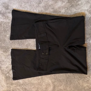 Low Waist kostymbyxor  - Svarta kostymbyxor från gina, bootcut med låg midja. Fint skick använda endast ett par gånger, i strl 40. små i storleken så passar en s / m💞