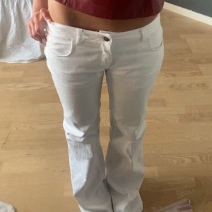 Vita lågmidjade bootcut jeans - Säljer ett par snygga vita lågmidjade jeans då de inte sitter som jag önskar, midjemått:ca36, innerbenslängd: 85cm . Lite slitna längst ner pga för långa för mig (kan skicka bild) men annars sparsamt använda och inga defekter utöver det. Säljer för 600 för rätt nya. Köpta för 800