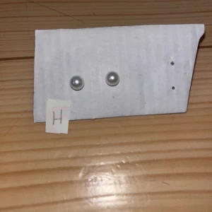 Korvakorut - Ihanat valkoiset pallo korvakorut. Desinfioitu ja puhdistettu käytön jälkeen. Kissatalous MMM, lisätietoja saa kysymällä Katsothan myös muut ilmoitukseni Mikäli hinta ei miellytä tarjoa rohkeasti