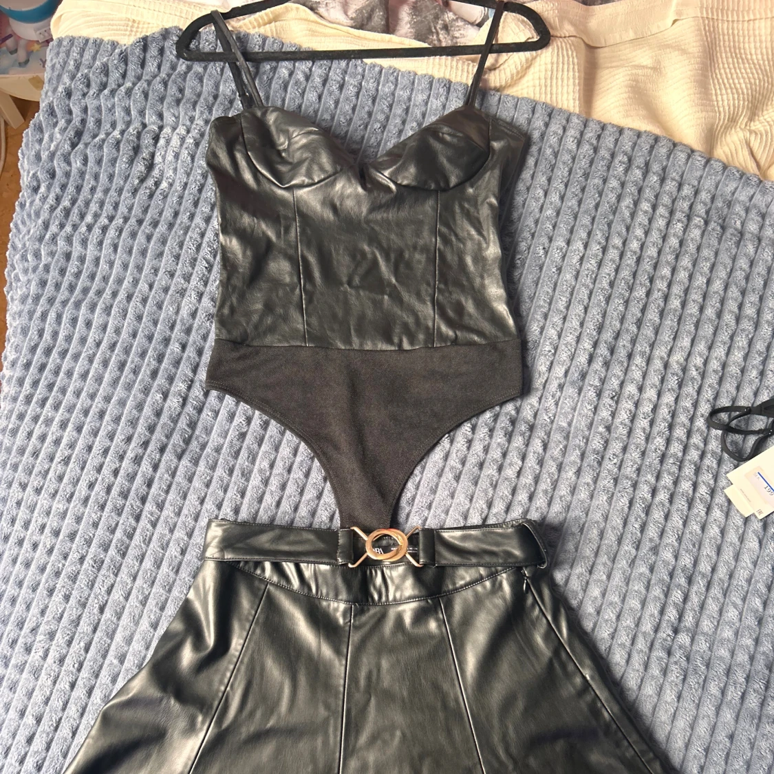 Svart skinnkjol och en body från Zara