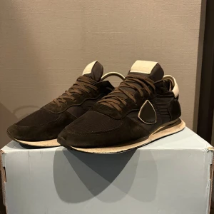 Svarta Philippe Model trainers - Philippe model trainers har använt ganska mycket. Hör av dig om frågor!!box är med! Pris är diskuterbart.