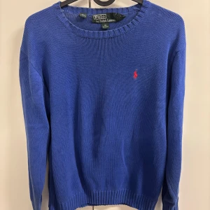 Polo Ralph Lauren tröja - Polo Ralph Lauren stickad tröja | Skick 8,5/10 | Storlek 18 | Nypris 1300kr | Frakt via PostNord eller Instabox på kundens bekostnad | Hör av er vid funderingar📧