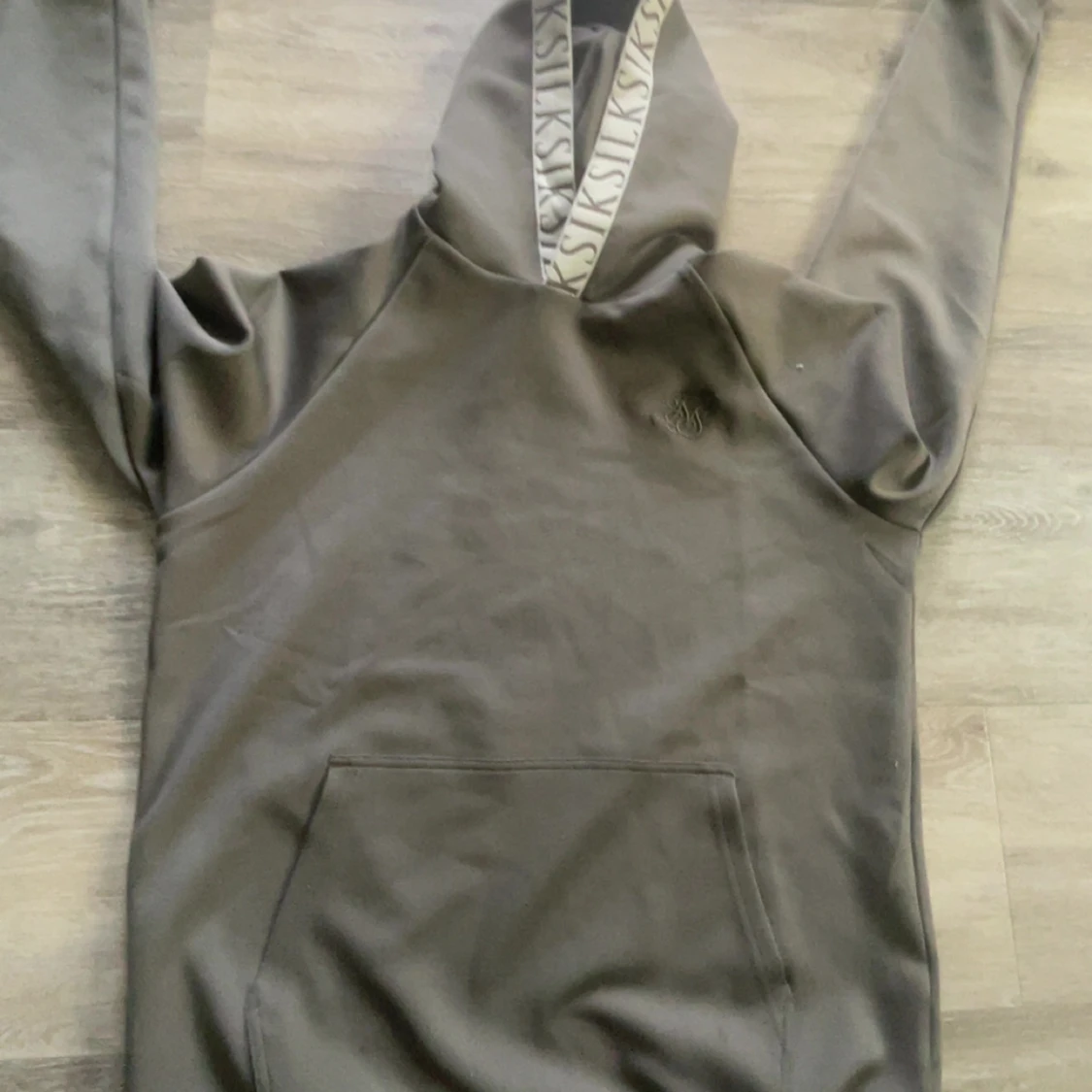 Mörkgrå hoodie med huva - 1