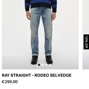 NEUW Ray Straight ljusblå jeans 31/32 - Säljer ett par Ray Straight jeans från NEUW i en snygg ljusblå tvätt. Jeansen har klassisk rak passform och är tillverkade i slitstarkt denim med orangea kontrastsömmar. Perfekta för dig som gillar en tidlös och clean look.