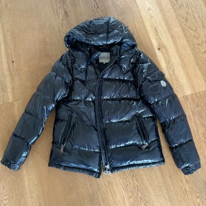 Moncler jacka - Säljer nu min Moncler jacka då den är för stor för mig, det märks att den är använd men ändå hyfsat bra skick