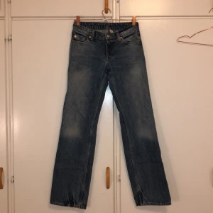 Weekday Arrow Low Straight Jeans 25/32 - Snygga blå Arrow Low Straight Jeans från Weekday i klassisk denim. Modellen har låg midja och raka ben, med en avslappnad passform och slitna detaljer vid benslut. Använd ett par gånger men i väldigt bra skick!!