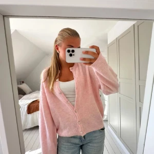 Stickad kofta rosa - Så fiiin o mysig. Från Gina🩷🩷 använd max fem gånger!