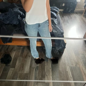 Blå raka jeans från Pull&Bear - Snygga ljusblå jeans från Pull&Bear i rak modell. Jeansen har klassisk femficksdesign, normal passform och är mid waist. Perfekt till hösten/vintern då de kan vara skönt med lite högre midja på byxorna.😀