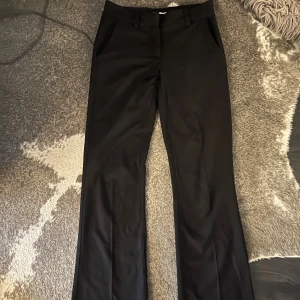 Svarta kostymbyxor från Nelly - Stilrena svarta kostymbyxor bootcut från Nelly storlek 32 men passar även personer med storlek 34 som jag, har använt dom 3 gånger bara💕💕