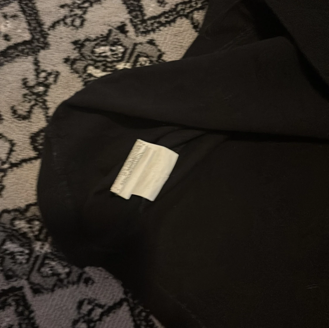 Säljer en svart liverpool tröja  - 3