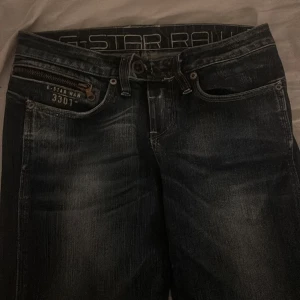 G-Star Raw mörkblå jeans 3301 - Mörkblå jeans från G-Star Raw, i storlek 26 och längd 32. Dom är skinny