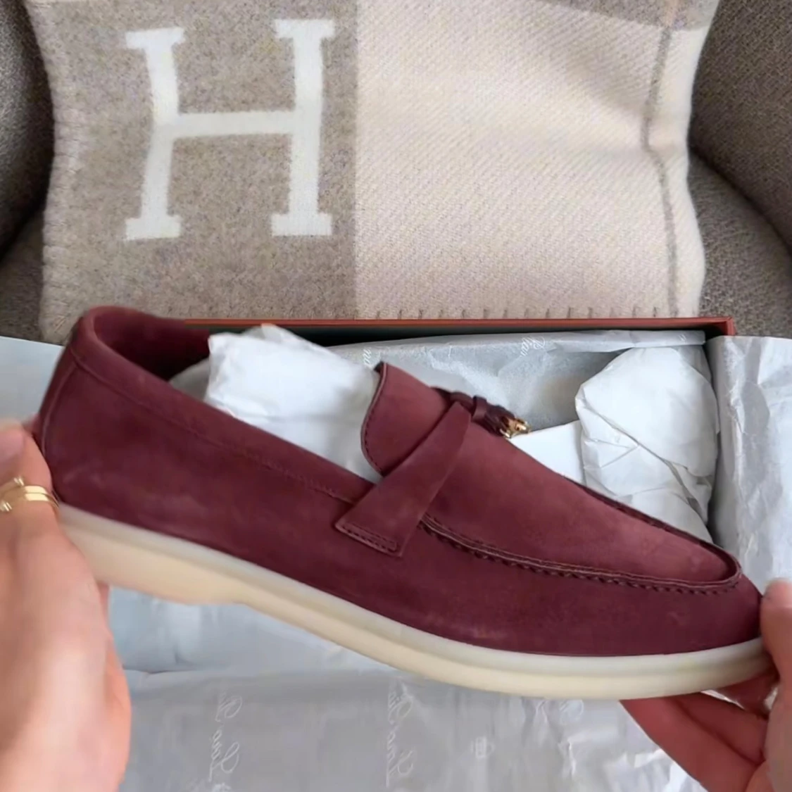 Vinröda mockaloafers med gulddetalj - 1