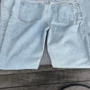 Ljusblå jeans straight - Klassiska jeans i ljusblå tvätt med raka ben och femficksmodell. Jeansen har normal passform, knappgylf och tydliga Levi's-detaljer som nitar och bakfickor med söm. Perfekta för en avslappnad och tidlös look.