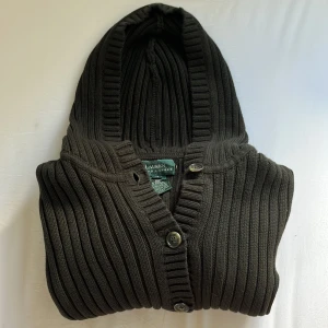 Ralph Lauren cardigan med huva - Ja, det stämmer - en originell mörkgrön Ralph Lauren cardigan i storlek M (M/S). Nypris: 3900kr. Vårt pris: 749kr. Utmärkt skick och sällsynt plagg. Hör av er vid frågor/fler bilder!