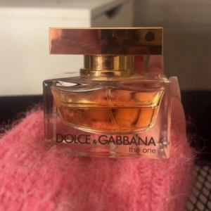 Dolce & Gabbana parfym - Säljer min Dolce & Gabbana the one prafym, i 30 ml, god doft som passar många, bara inte  kommit till användning på ett tag💞