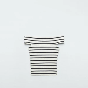 Randig offshoulder ribbad topp - Säljer en snygg offshoulder topp med svarta och vita ränder. Toppen är ribbad och har en tight passform som framhäver figuren. Perfekt för dig som gillar en trendig och stilren look. Storleken är M men är ganska liten så det kan passa även S