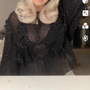 Zara blus  - AS najs blus från zara med glitterdetaljer, så himla fin och köpt secondhand så finns inte i butik!! 