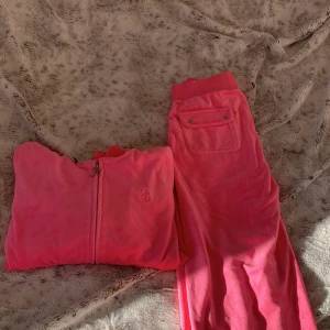 Juicy couture  - Säljer detta fina setet som är i nyskick! Det är använt 1-2 gånger💕  Byxorna kostar 400kr och tröjan kostar 300kr! Hela settet kostar 600kr💕
