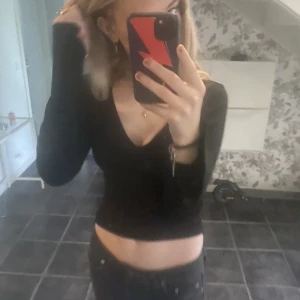 Topp - Säljer denna fina topp💓endast testad så den är i jättebra skick! Toppen är V ringad och har slits armar 