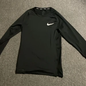 Nike Pro underställ - Slim fit underställ. Använt ett fåtal gånger. Väldigt bra skick.