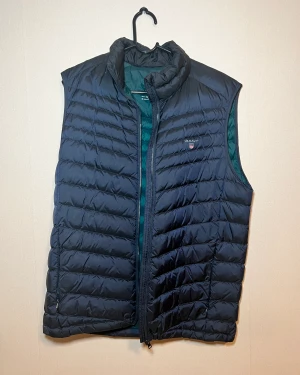 Gant väst  - Jag säljer en sparsamt använd väst från märket Gant. Säljs i uppsala och Stockholm. 