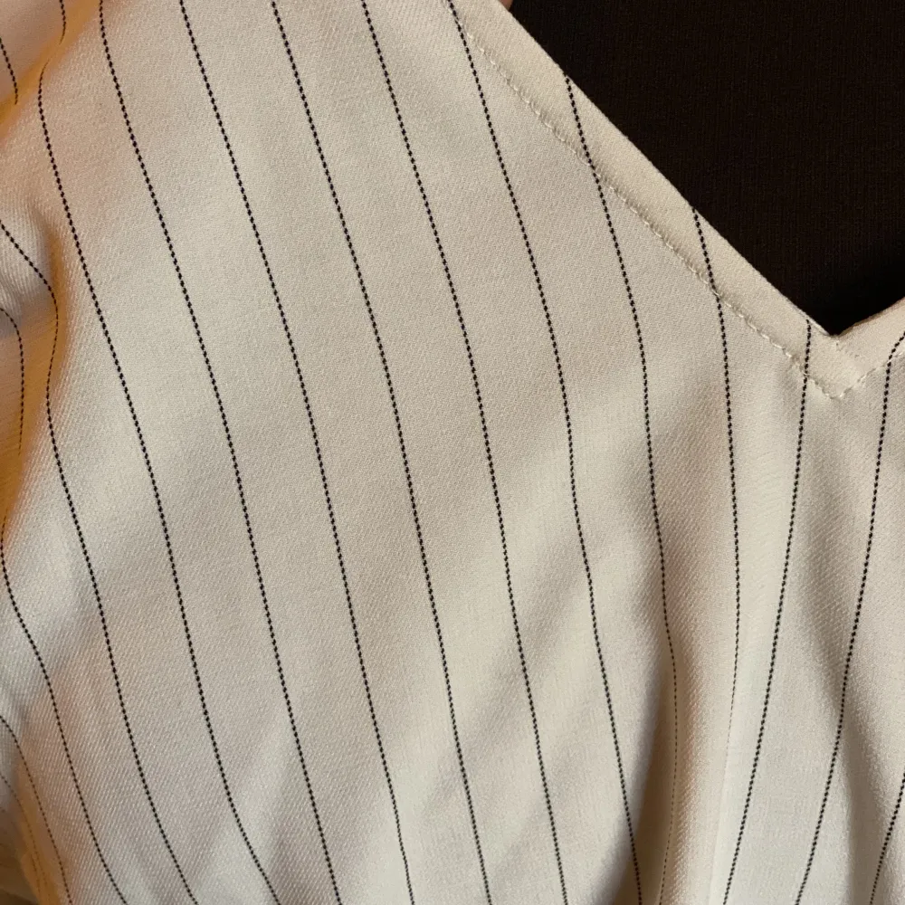 Randig skjorta med urringning från Na-kd, storlek 40. Off-white. Långa ärmar med slit. Material som inte behöver strykas. . Toppar.