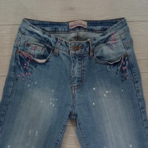 Jeans - Säljer dessa sjukt snygga jeans! Bra skick med så fina detaljer! 