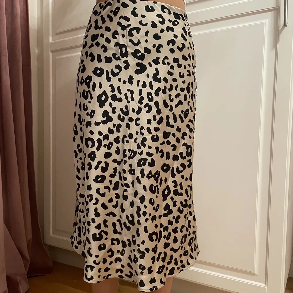 Leopardmönstrad kjol från Lindex, strl 152. Jättefint skick, silkes material. 35 kr + frakt🫶🏼. Kjolar.