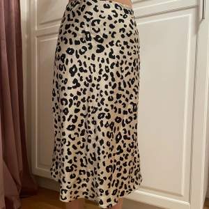 Leopardmönstrad kjol från Lindex, strl 152. Jättefint skick, silkes material. 35 kr + frakt🫶🏼