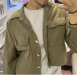 Jeansjacka - Säljer denna snygga gröna jeans jackan. Köpt utomlands och använd 3 gånger 