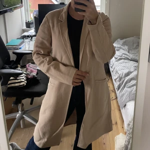 Beige kappa - Twist & Tango - Säljer min superfina beiga upplappa från Twost & Tango. I jättebra skick och i superfin färg. Relativt tunn men värmer väl i och med att den är i ull. 