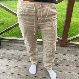 Linnebyxor  - Beiga linnebyxor. Köpta för 700kr, använda ett fåtal gånger. Passar en 36/34 beroende på vilken passform man söker.