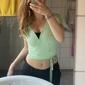 Grön topp - Säljer denna fina gröna, blommiga toppen från Sara i bra skick då den aldrig blivit använd.🫶🏼