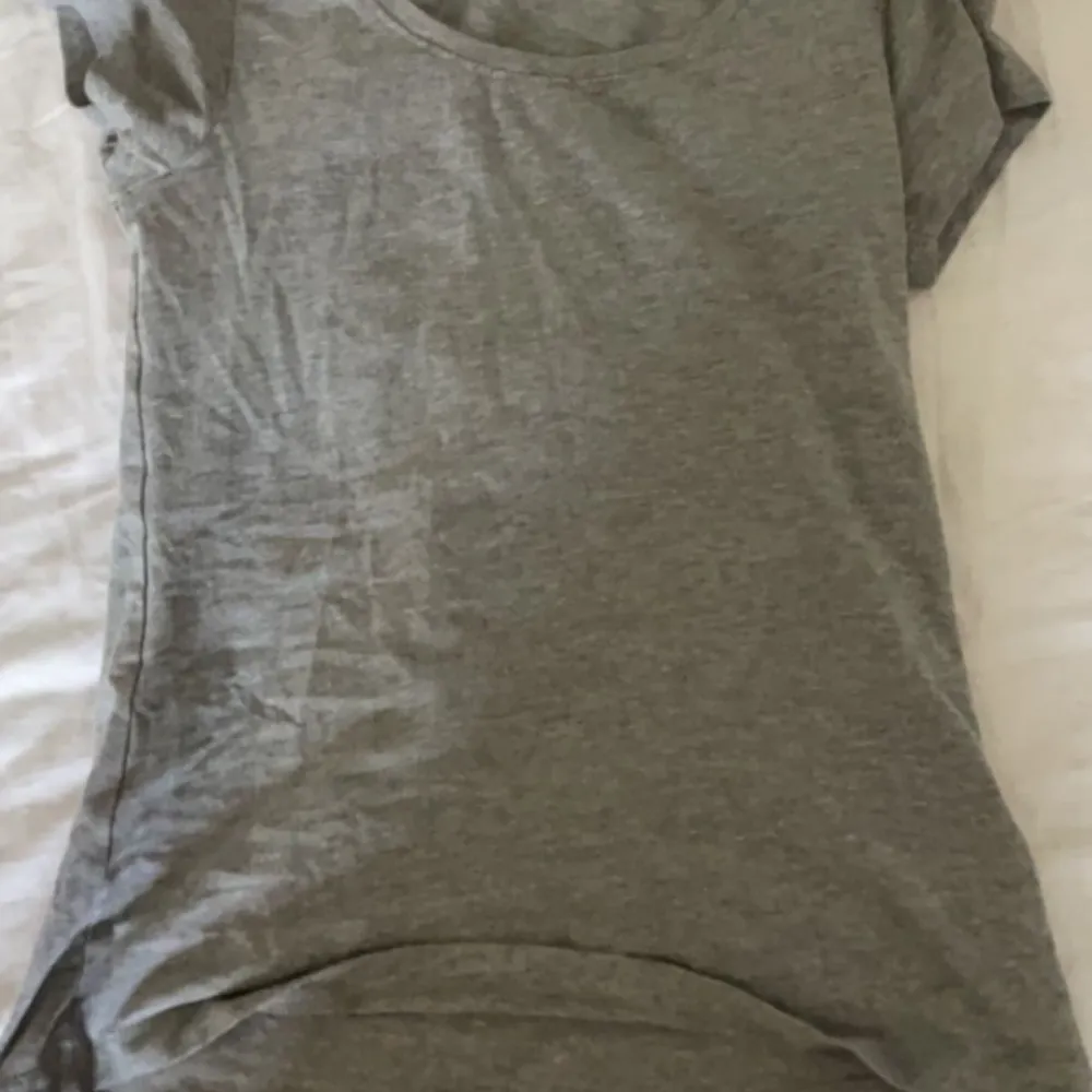 KLÄDPAKET! tröjor från hm och lager 157. Kan också bara köpa en av dem❤️ En av de grå tröjorna är långsammare❤️ Skrov för fler bilder eller bara bättre❤️. T-shirts.