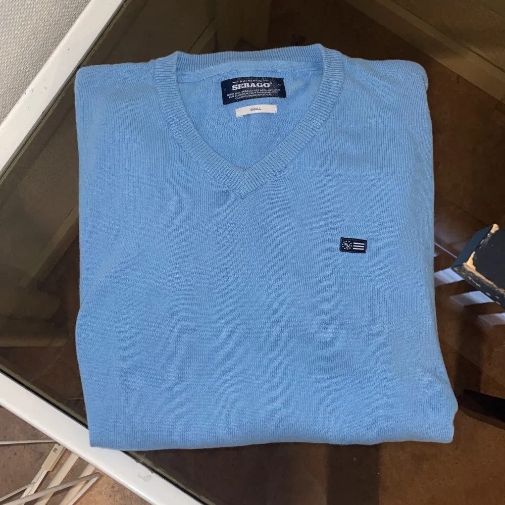 Säljer en herr sebago tröja i en fin blå färg, nästan oanvänd 😊. Tröjor & Koftor.
