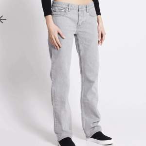 Skitnsnygga gråa jeans som sitter helt perfekt, men som tyvärr inte kommer till användning längre. Köpte dom i april, och de är i mycket fin skick. Köparen står för frakt❤️ Nypris 400kr
