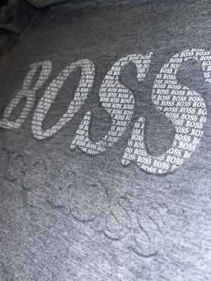 Hugo Boss t-shirt - Hugo boss t-shirt i bra skick, men säljer då den aldrig kommer till användning. Gjord i träningsmaterial men funkar att använda som vardagströja också. 