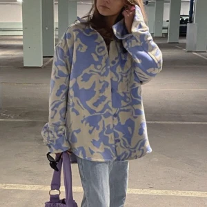 Mönstrad jacka - Cool och unik jacka från monki! 2 år gammal men säljer pga att den ej använts så mycket, så mycket fint skick 💜