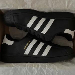 Svarta adidas superstar - Säljer mina svarta superstar då de inte kommer till användning längre. Passar på mig som brukar ha 39 i skor.
