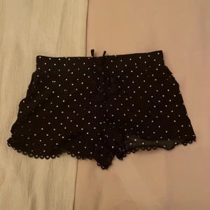 Prickiga mywear shorts - Säljer dessa prickiga mywear young shorts med tofsiga snören
