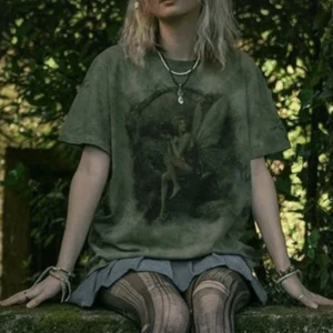 Fairy t-shirt - Sååå fin t-shirt från minga london som knappt är använd, p.g.a att den inte passade min stil som jag tänkt och därmed nyskick. Storlek S, men är väldigt oversized. De första 2 bilderna är lånade från hemsidan🫶🫶💫