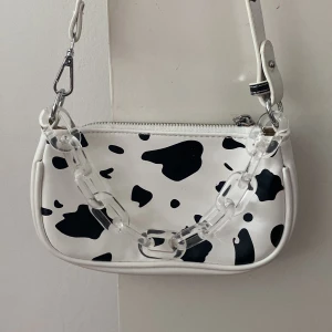 Väska med komönster - Väska med komönster. I toppen skick. Kedjan går att ta av!