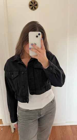 Jeansjacka - En kroppad jeansjacka från ginatricot, storlek XS, jag är 163cm lång 