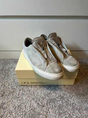 Arigato skor - Arigato zip skor. Skick 7/10 pga hålet på baksidan men inget som syns när man har på sig de 