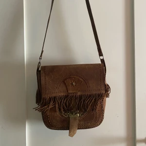 Läder väska  - Läder väska. Tecken på sliting (se bild ovan). Justerbart band, 