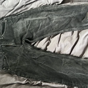 Levis jeans - Svarta snygga Levis jeans som är ganska slitna vilket gör dem väldigt coola