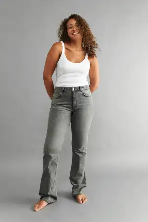 Säljer mina gråa jeans från Gina! Ser högmidjade ut på bilden men är mid waist Använda typ 2 gånger så som nya! Skriv för fler bilder 🤩