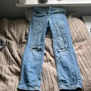 Jag säljer ett par jeans i storlek 158 från LAB Industries!😍 raka med coola revor. dom är väldigt fina❤️skriv om du vill veta något mer eller om du är intresserad.✨Dom är också så sköna för att vara jeans🫶🏻 Bra skick.