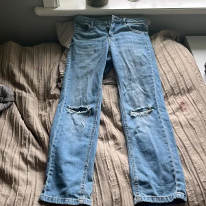 Jeans✨ - Jag säljer ett par jeans i storlek 158 från LAB Industries!😍 raka med coola revor. dom är väldigt fina❤️skriv om du vill veta något mer eller om du är intresserad.✨Dom är också så sköna för att vara jeans🫶🏻 Bra skick.